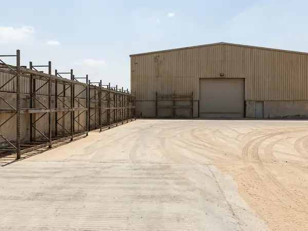 موقع ورشة نظيف بعد إخلاء ونقل سكراب الحديد بالدمام